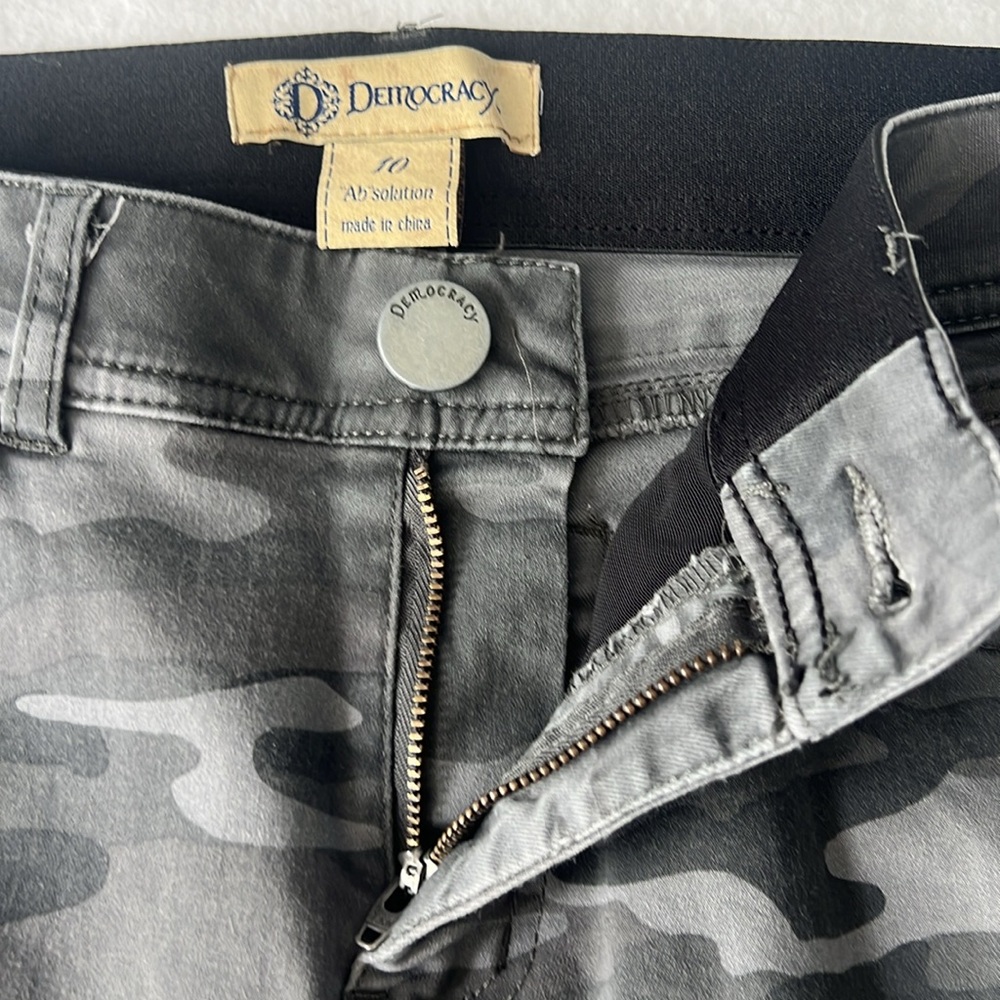 Democracy Women's Stretchy Camouflage Pants - Size: 10 - Picture 9 of 9